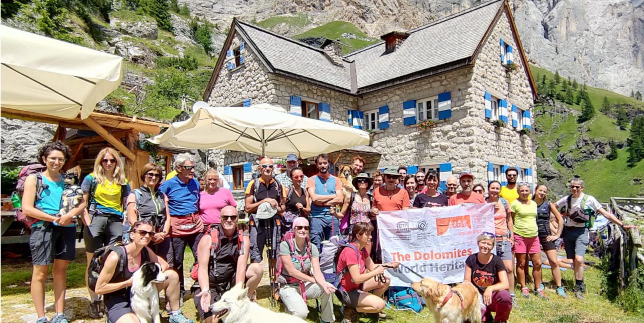 I partecipanti al trekking letterario con Matteo Righetto in Val Ombretta davanti al Rifugio Falier, Marmolada