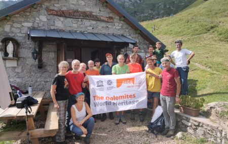 I relatori con il moderatore Faoro, i rifugisti e il CAI di Longarone davanti al Rifugio Pian de Fontana