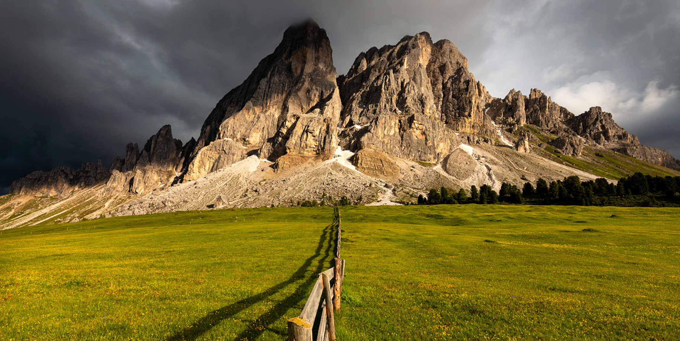 Nella foto di Nicolò Miana il Sass de Putia da Passo delle Erbe